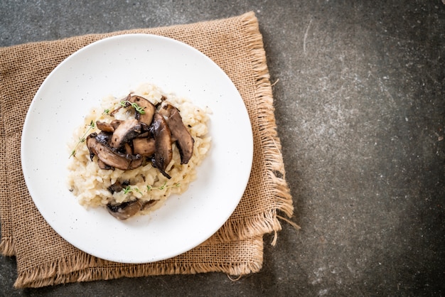 Risotto com cogumelos e queijo