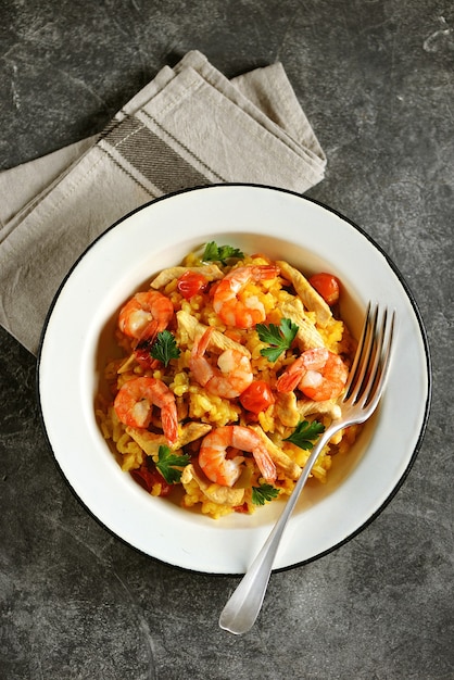 Risotto con gambas, zanahorias, cebollas y tomates cherry