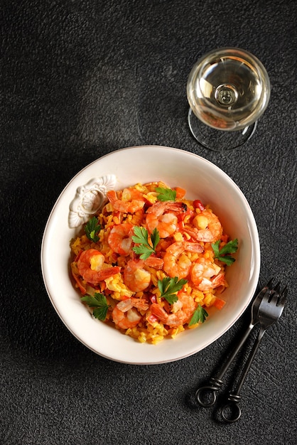 Risotto con gambas, zanahorias, cebollas y tomates cherry