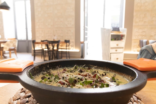 Foto risotto gorgonzola, un plato italiano. dentro de un restaurante. concepto de comida italiana.