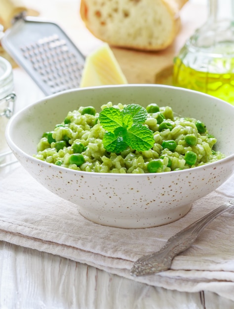 Foto risotto de guisantes verdes