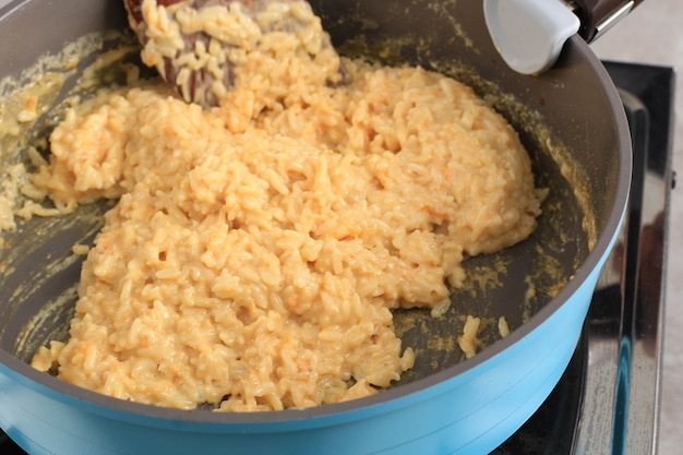 Risotto in der Küche hautnah zubereiten