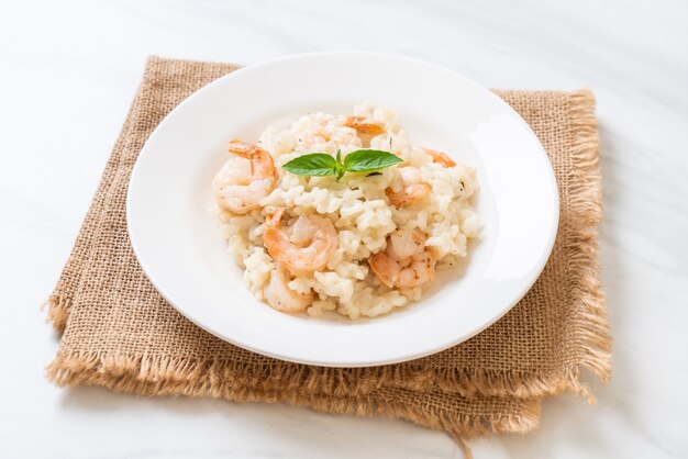 Risotto italiano con camarones en la placa blanca.