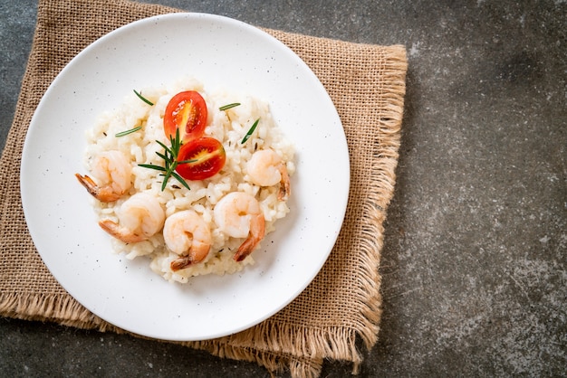 Risotto italiano con camarones en la placa blanca.