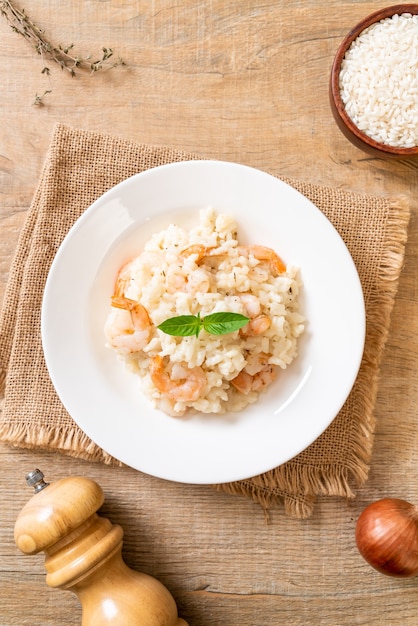 Risotto italiano con camarones en la placa blanca.