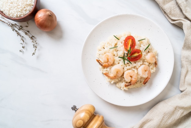 Foto risotto italiano con camarones