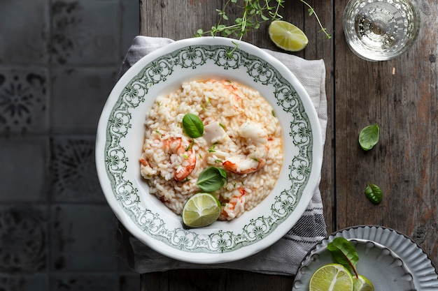 Risotto italiano de mariscos con camarones y calamares en la mesa