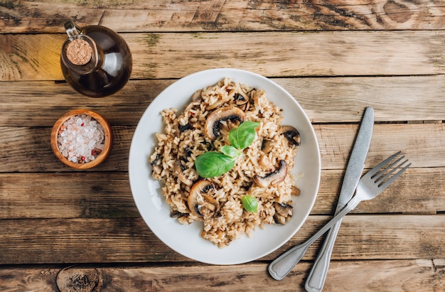 Risotto italiano tradicional con champiñones y parmesano