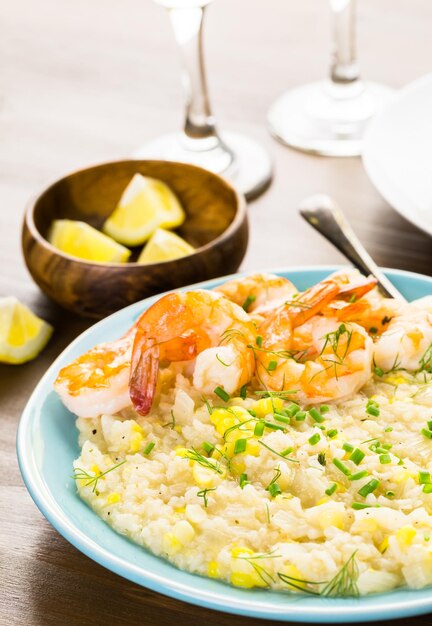 Risotto de maíz casero con camarones asados en la mesa del comedor.