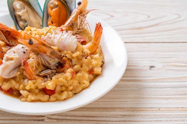 risotto con mariscos (camarones, mejillones, pulpo, almejas) y tomates