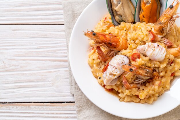 Risotto con mariscos (camarones, mejillones, pulpos, almejas) y tomates.