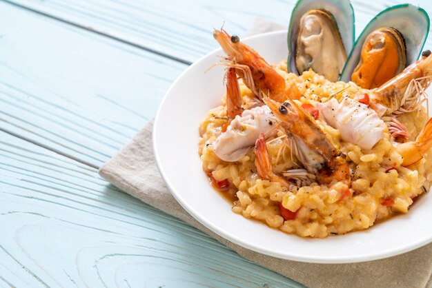 Risotto con mariscos (camarones, mejillones, pulpos, almejas) y tomates.