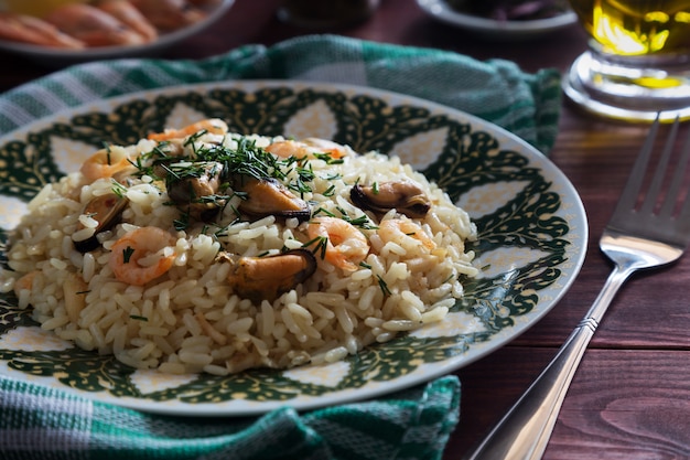 Risotto de mariscos en un plato verde