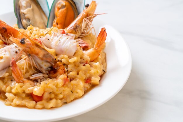 Foto risotto con mariscos y tomates