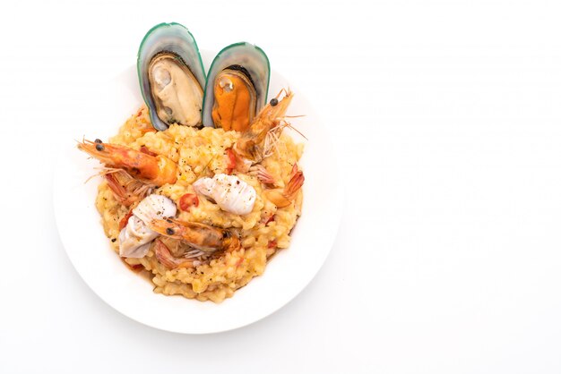 Risotto con mariscos y tomates.