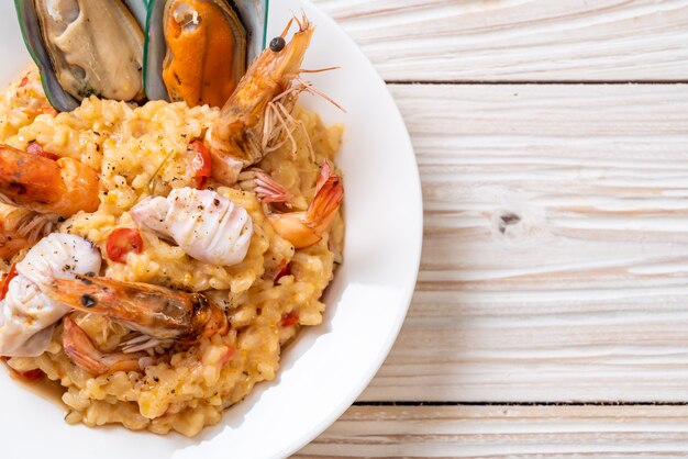 Risotto con mariscos y tomates.