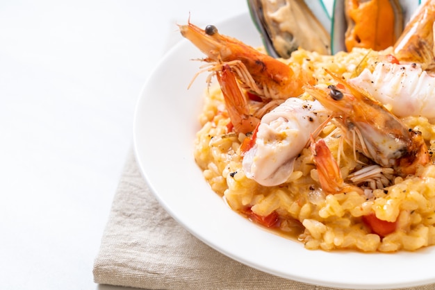 Risotto con mariscos y tomates.