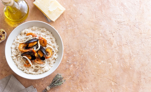 Foto risotto con mejillones camarones y calamares cocina italiana mariscos