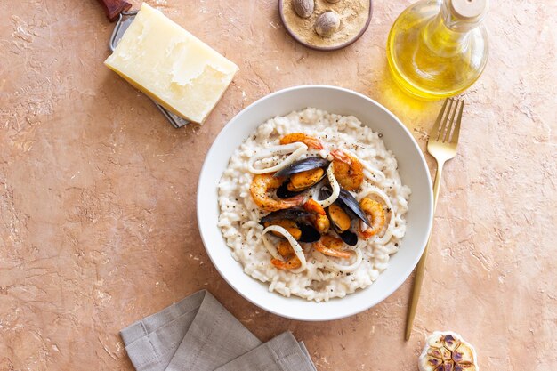 Foto risotto con mejillones camarones y calamares cocina italiana mariscos