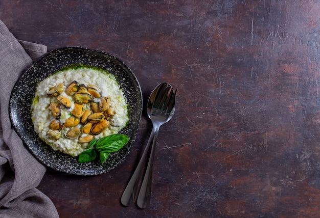 Risotto con mejillones. Cocina italiana. Nutrición apropiada. Comida vegetariana.