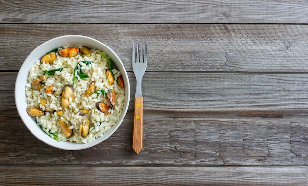 Risotto con mejillones y espinacas. Comida sana. Comida vegetariana.