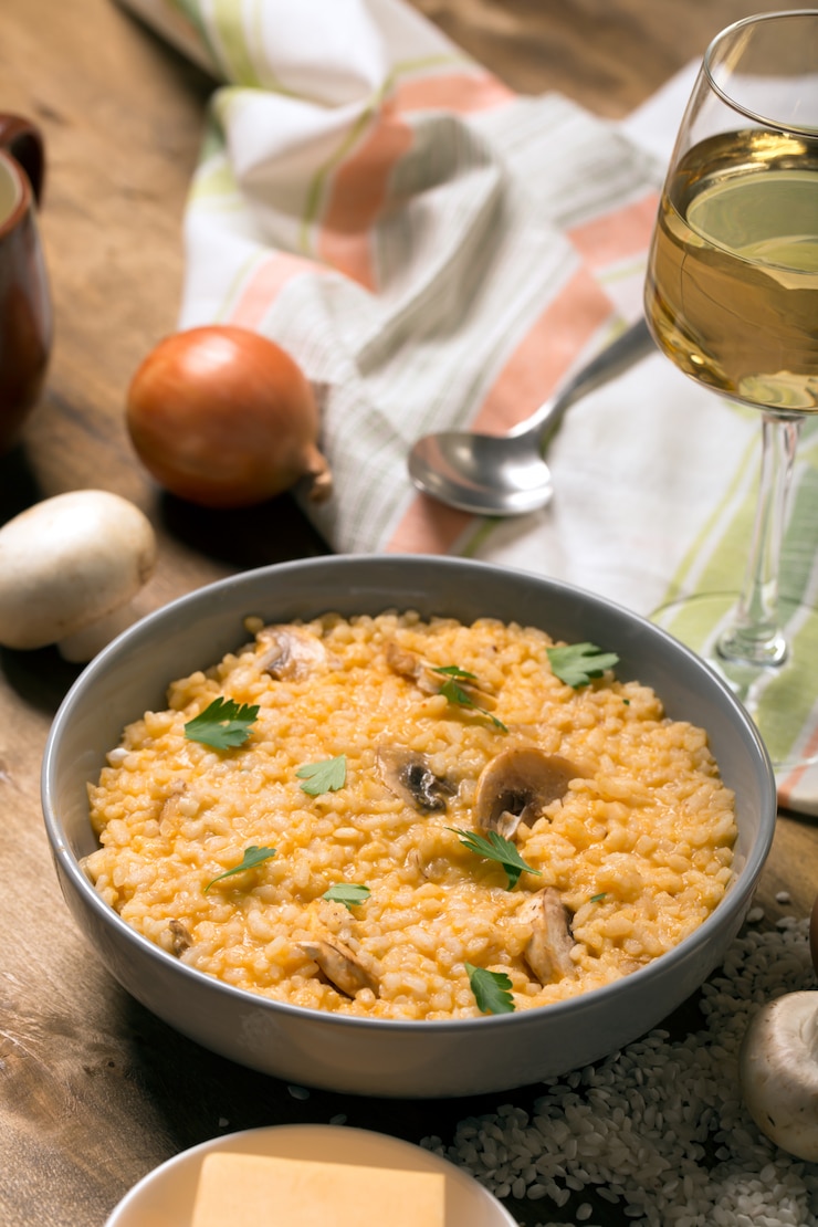 Foto risotto mit champignons, frischen kräutern und parmesan