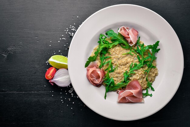 Risotto mit Fleischwürfeln und Rucola Draufsicht Freier Platz