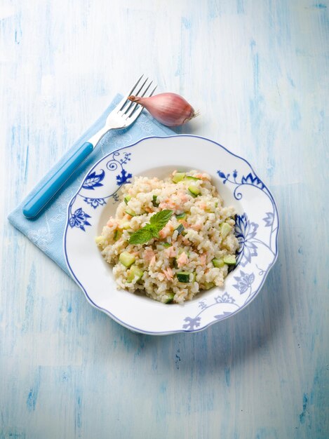 Foto risotto mit frischem lachs und zucchini