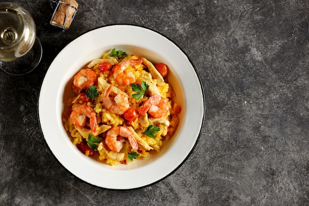 Risotto mit Garnelen, Karotten, Zwiebeln und Kirschtomaten