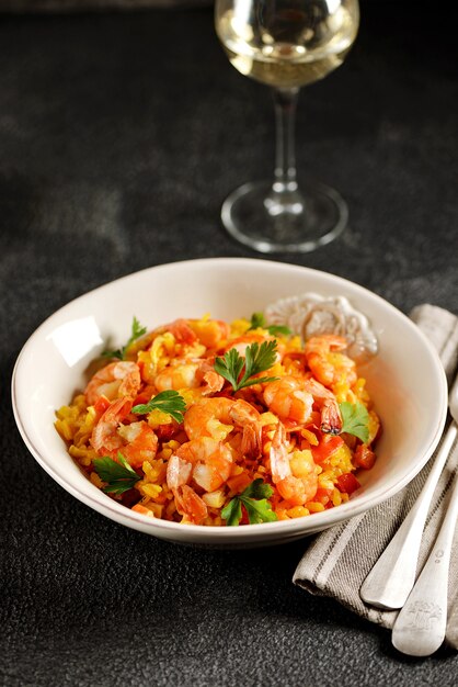 Risotto mit Garnelen, Karotten, Zwiebeln und Kirschtomaten