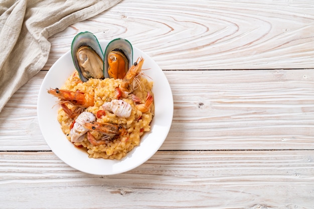 Risotto mit Garnelen, Muscheln, Tintenfisch, Muscheln und Tomaten