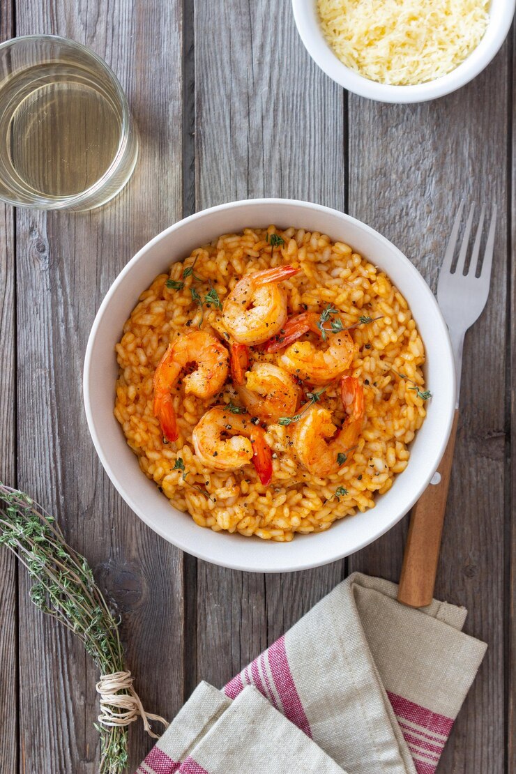 Foto risotto mit garnelen tomaten und thymian italienisches essen