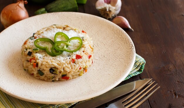 Foto risotto mit gemüse auf einem holztisch