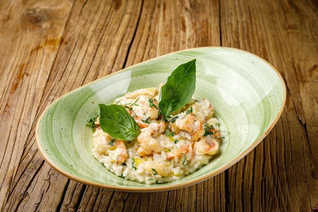 Risotto mit Gemüse auf einem Holztisch