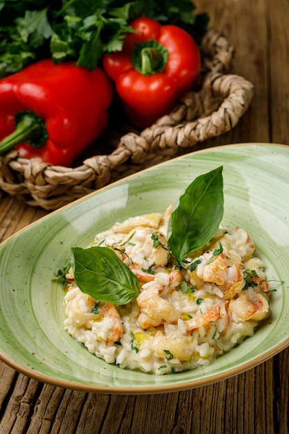 Risotto mit Gemüse auf einem Holztisch