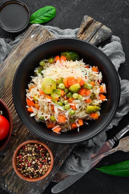 Risotto mit Gemüse in einem Teller Reis Auf dem alten Hintergrund Draufsicht Freier Platz für Ihren Text