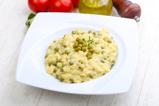 Risotto mit grünen erbsen