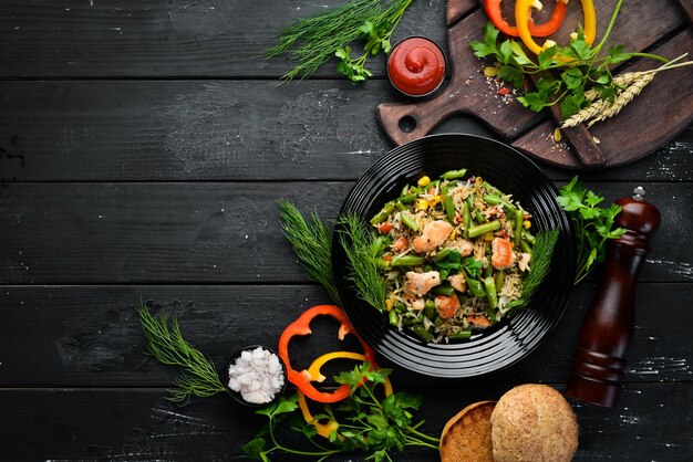 Risotto mit Hähnchenfilet und Gemüse Reis Draufsicht Freier Kopierplatz
