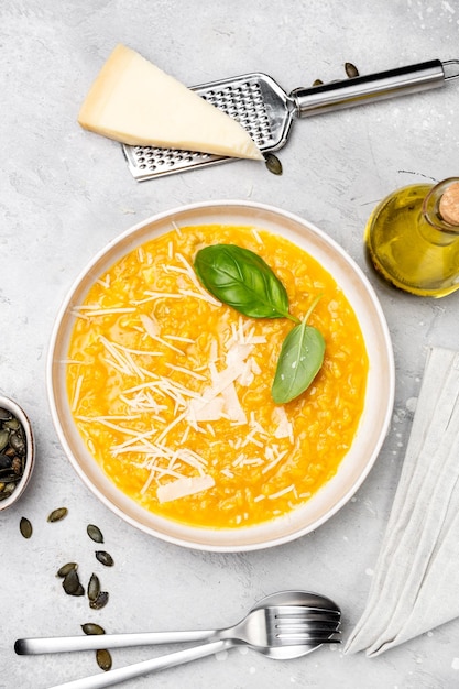 Risotto mit Kürbis und Kürbiskernen, Parmesankäse und Basilikum.