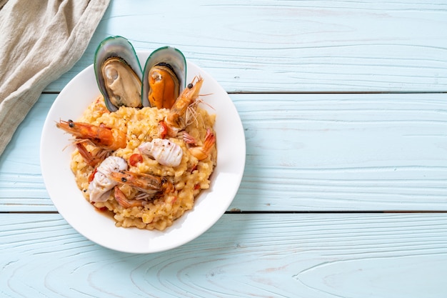 Risotto mit Meeresfrüchten (Garnelen, Muscheln, Tintenfisch, Muscheln) und Tomaten