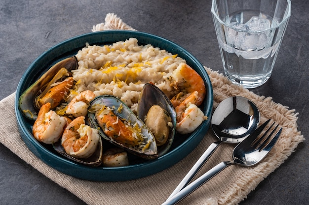 Risotto mit Meeresfrüchten. Reis mit Garnelen und Muscheln.