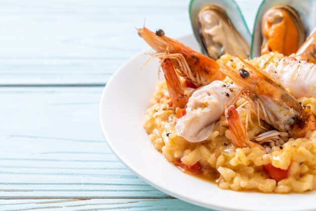 Risotto mit Meeresfrüchten und Tomaten