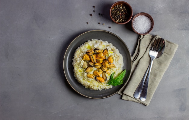 Risotto mit Muscheln. Italienische Küche. Richtige Ernährung. Vegetarisches Essen.