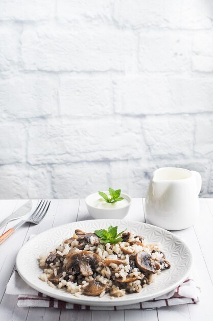 Risotto mit Pilzen auf einem weißen Teller