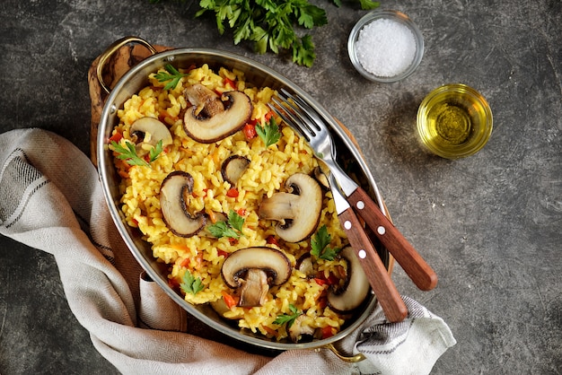 Risotto mit Pilzen, Paprika, Karotten, Zwiebeln und Olivenöl