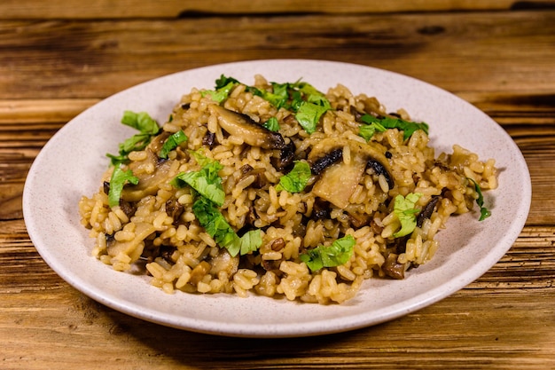 Risotto mit Pilzen und Paesley in einem Teller