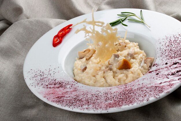 Risotto mit Steinpilzen auf Textilhintergrund