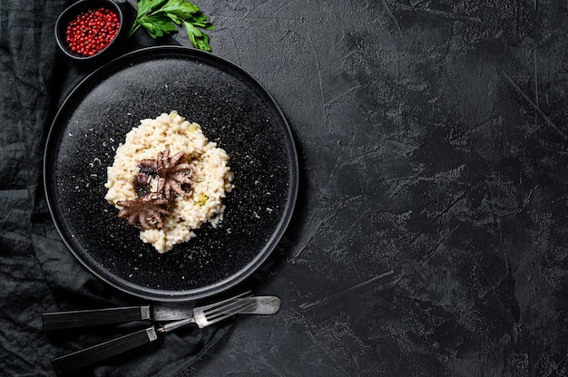 Risotto mit Tintenfisch und Pilzen, Petersilie und Gewürzen Hintergrund