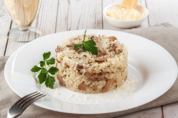 Foto risotto mit waldpilzen mit petersilie und parmesan