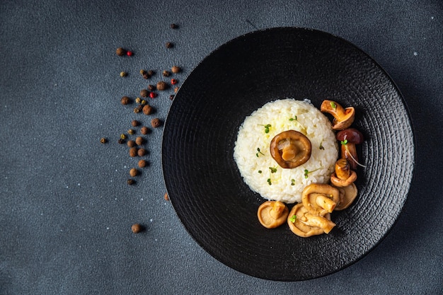 Risotto-Pilz-Reis-Mahlzeit-Pilze-Snack auf dem Tischkopierraum-Lebensmittelhintergrund